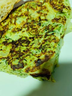 Una foto de Tortilla de calabacín y patata🥚🥚