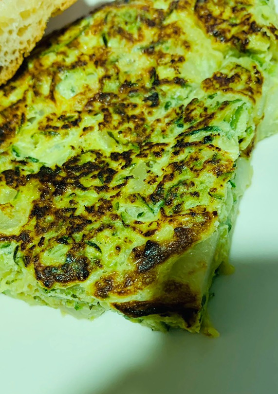 Una foto de Tortilla de calabacín y patata🥚🥚