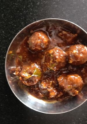 A picture of Veg manchurian with gravy.