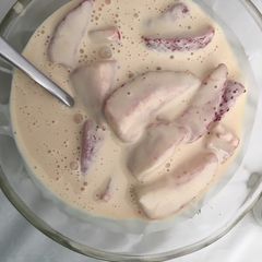 A picture of Strawberries and cream.