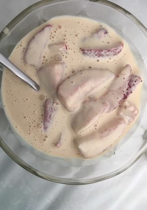 A picture of Strawberries and cream.