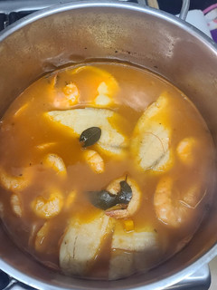 Una foto de Caldo de pescado y camarones