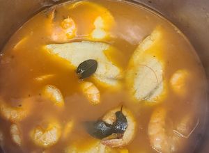 Una foto de Caldo de pescado y camarones