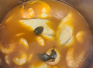 Una foto de Caldo de pescado y camarones