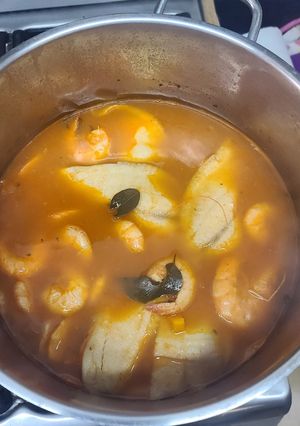 Una foto de Caldo de pescado y camarones