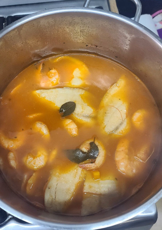 Una foto de Caldo de pescado y camarones