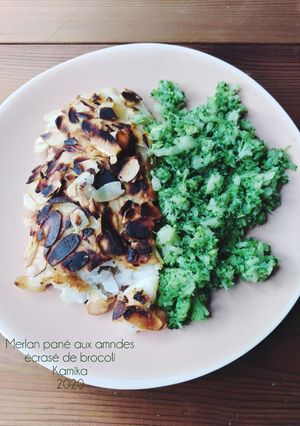 Une photo de MERLAN PANE AUX AMANDES,ÉCRASÉE DE BROCOLI
