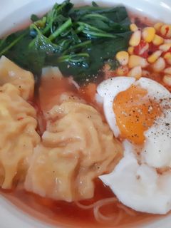 รูปของ บะหมี่เกี๊ยวยักษ์หมูหมักข้าวหมากแดง Red Rice Wonton Noodle Soup