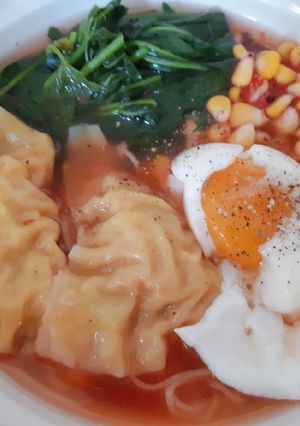 รูปของ บะหมี่เกี๊ยวยักษ์หมูหมักข้าวหมากแดง Red Rice Wonton Noodle Soup