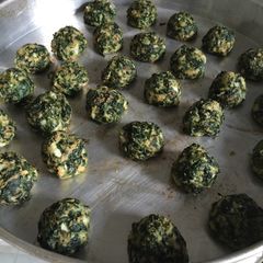 A picture of Mushroom spinach balls.
