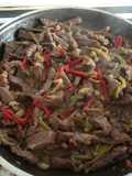 Ternera con pimientos y encebolla