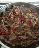 Ternera con pimientos y encebolla