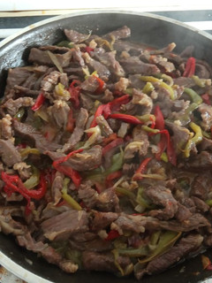 Una foto de Ternera con pimientos y encebolla