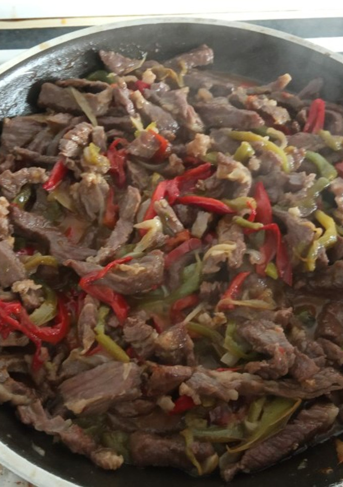 Una foto de Ternera con pimientos y encebolla