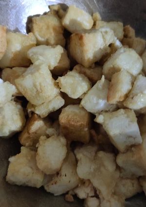 Une photo de Tofu frit avec sauce