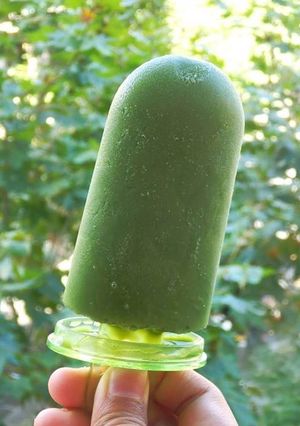 A picture of Matcha Latte Popsicles.