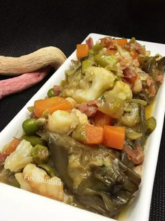 Una foto de Menestra de verdura con jamón y langostinos