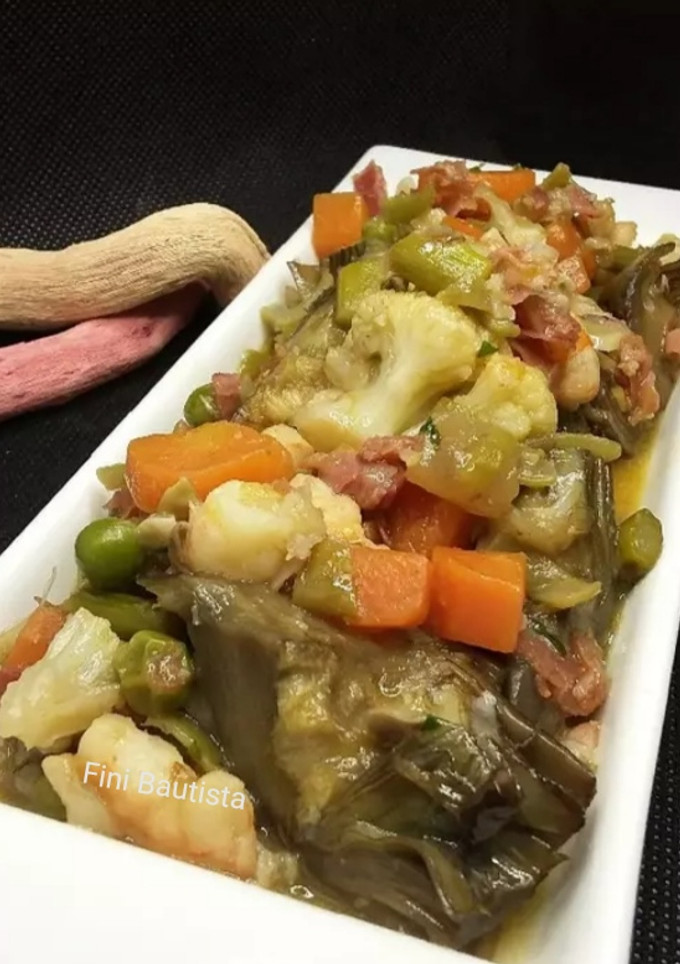 Una foto de Menestra de verdura con jamón y langostinos
