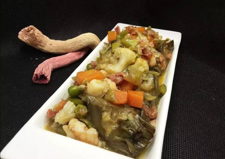 Menestra de verdura con jamón y langostinos