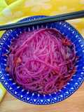 Glass noodles con cavolo viola e carote