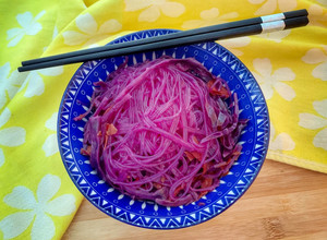 Foto di Glass noodles con cavolo viola e carote