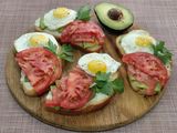 🥑 Брускети з авокадо, яйцем і помідором