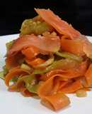 Tallarines de calabacín y zanahoria con salmón ahumado