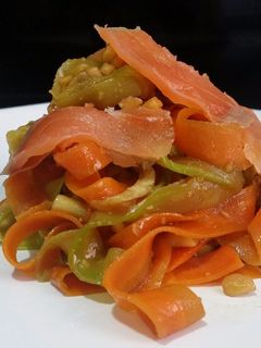 Una foto de Tallarines de calabacín y zanahoria con salmón ahumado