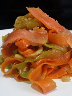 Una foto de Tallarines de calabacín y zanahoria con salmón ahumado