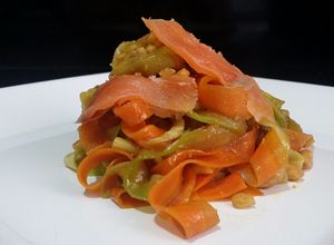 Una foto de Tallarines de calabacín y zanahoria con salmón ahumado