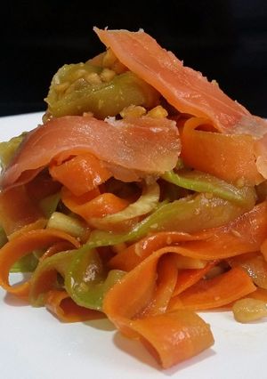 Una foto de Tallarines de calabacín y zanahoria con salmón ahumado