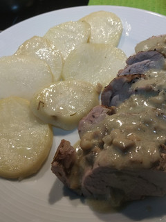 Una foto de Solomillo con salsa de champiñones y patatas panadera