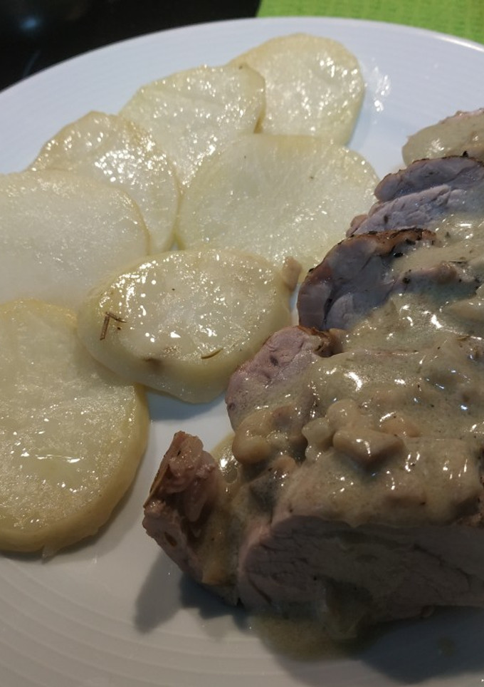Una foto de Solomillo con salsa de champiñones y patatas panadera