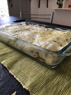 Una foto de Niños envueltos en repollo de carne con salsa blanca al horno