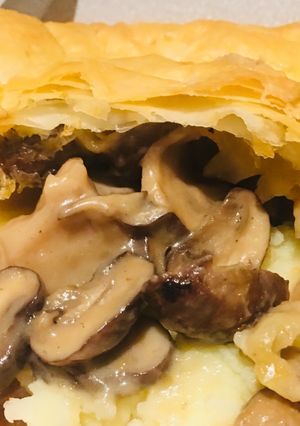 A picture of Vegan chicken and mushroom pie 🌱.