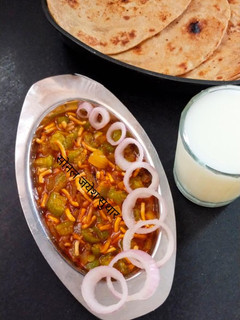 गिलकी और सेव की सब्जी (Gilki Aur Sev Subji Recipe In Hindi) रेसिपी मुख्य फोटो