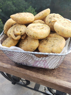 A picture of Kasuri methi mathri.