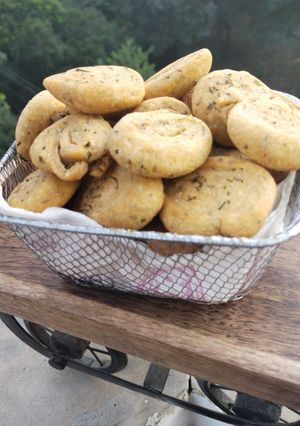 A picture of Kasuri methi mathri.