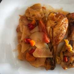Una foto de Pollo al horno sobre cama de patatas