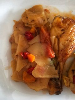 Una foto de Pollo al horno sobre cama de patatas