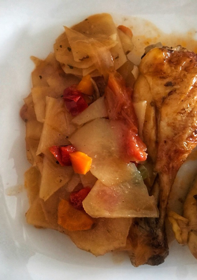 Una foto de Pollo al horno sobre cama de patatas