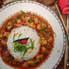 A picture of Sweet and sour chicken.