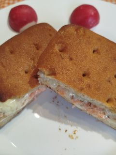 Una foto de Focaccia sin gluten rellena de queso y salmón ahumado