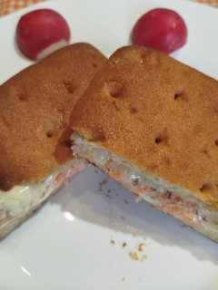 Una foto de Focaccia sin gluten rellena de queso y salmón ahumado
