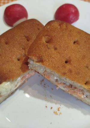 Foto principal de Focaccia sin gluten rellena de queso y salmón ahumado