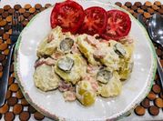 Una foto de ensalada alemana con salchichas