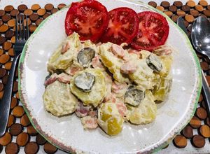 Una foto de Ensalada tibia de papas al estilo alemán
