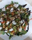 Ensalada con piña y queso de cabra templado