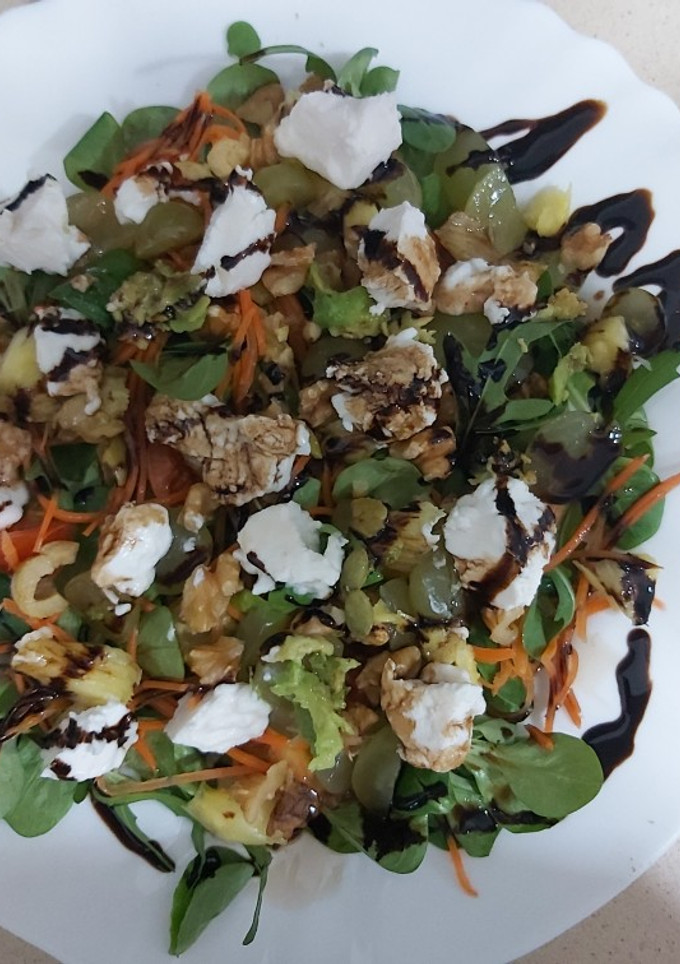 Una foto de Ensalada con piña y queso de cabra templado