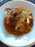 Guiso de cordero en salsa de cebollas blancas y especias